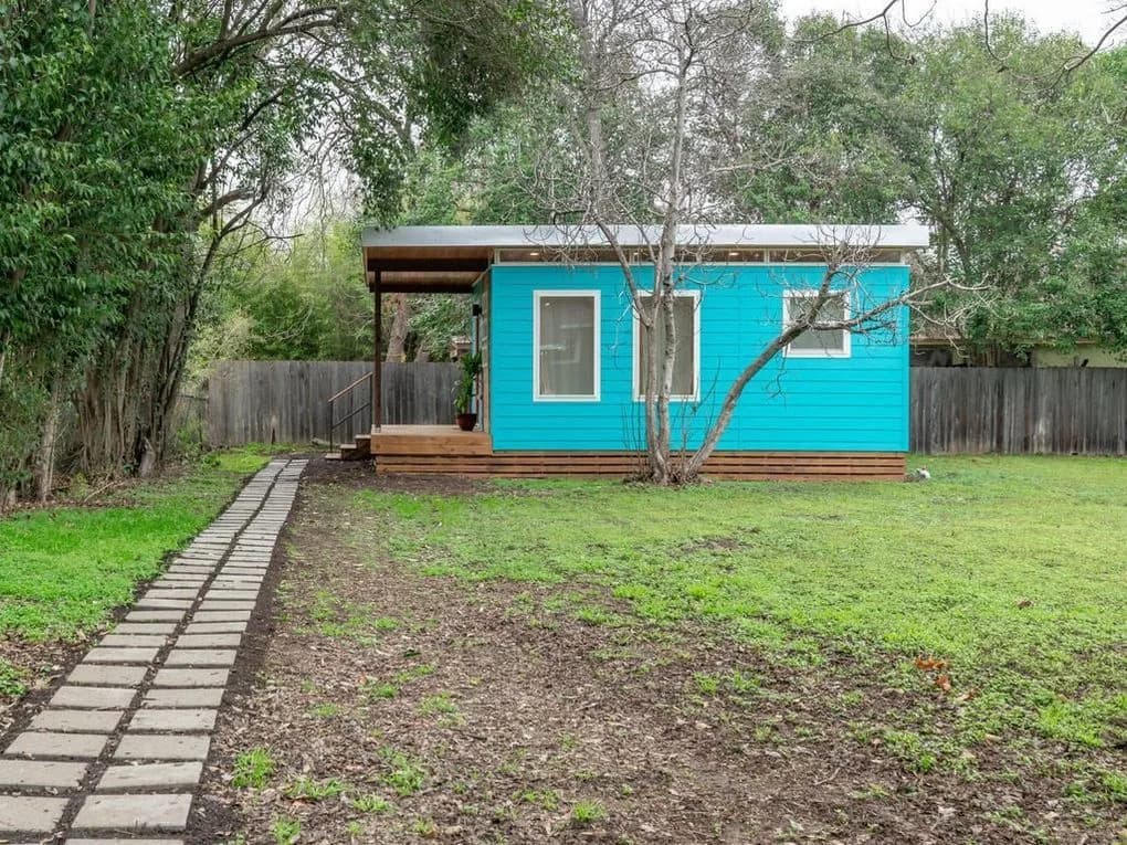 Turquoise Kanga Modern 16x20 backyard studio installed in a fenced backyard